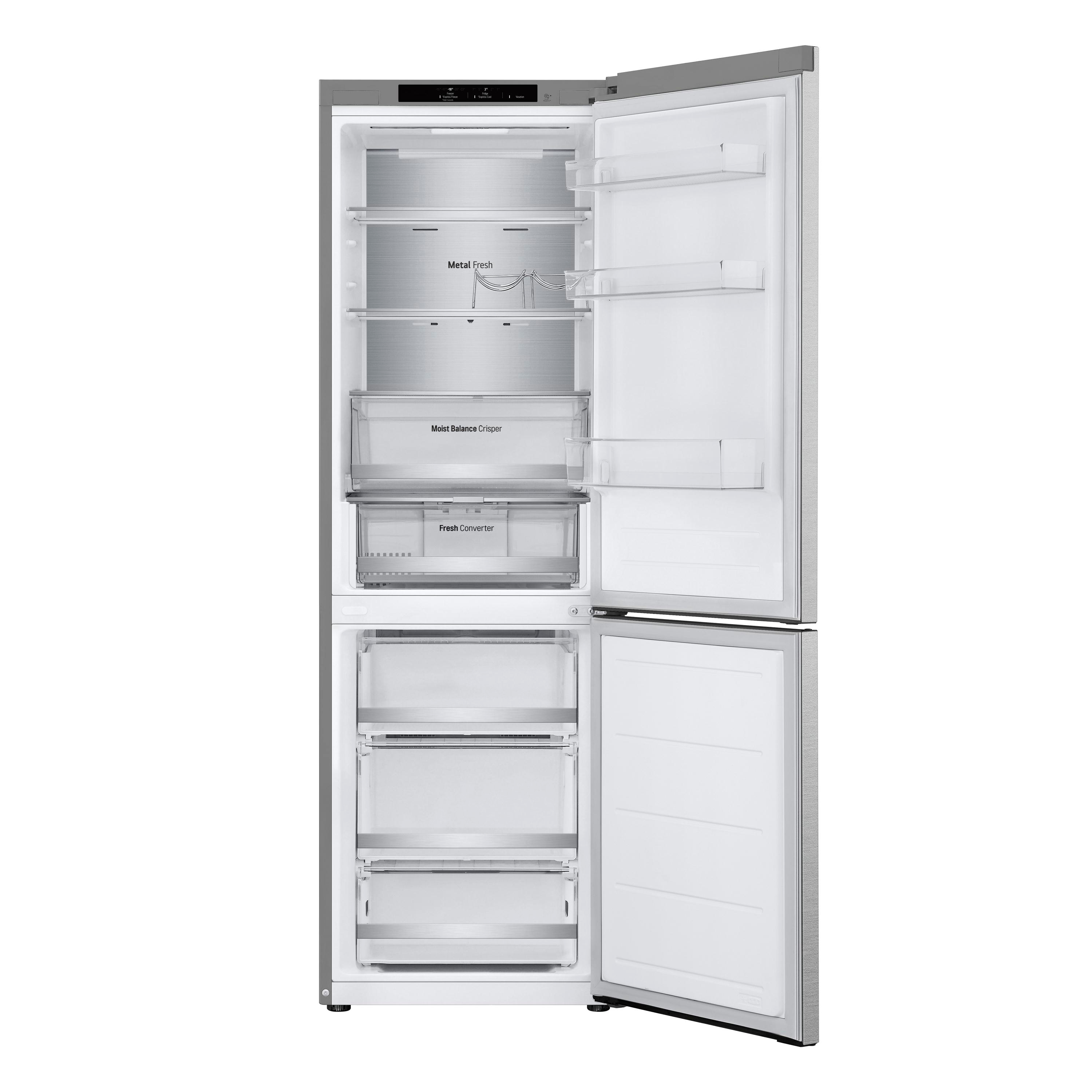 Ein geöffneter Kühlschrank mit Regalen und Schubladen, die mit Gegenständen gefüllt sind.