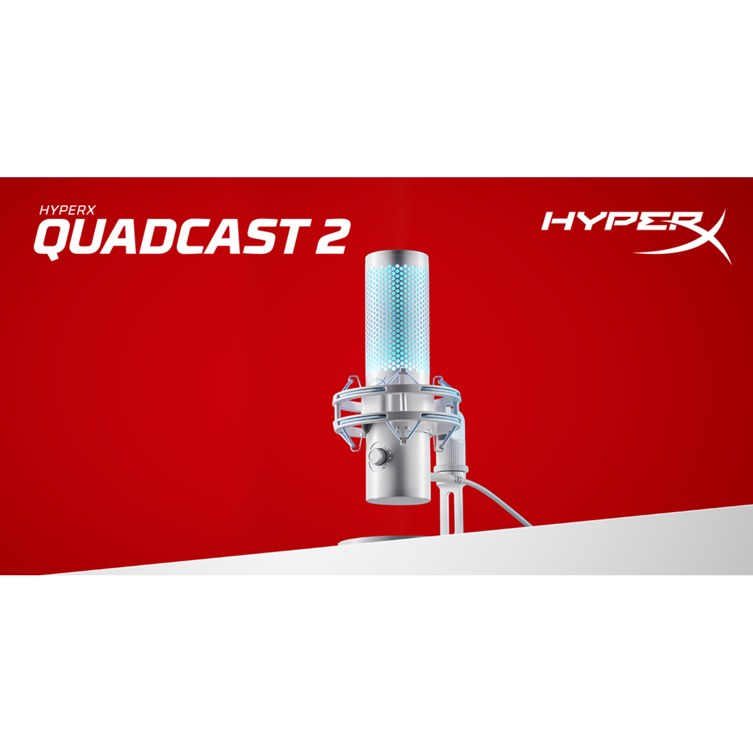 HyperX Quadcast 2 microfoon op een standaard tegen een rode achtergrond met witte accenten.