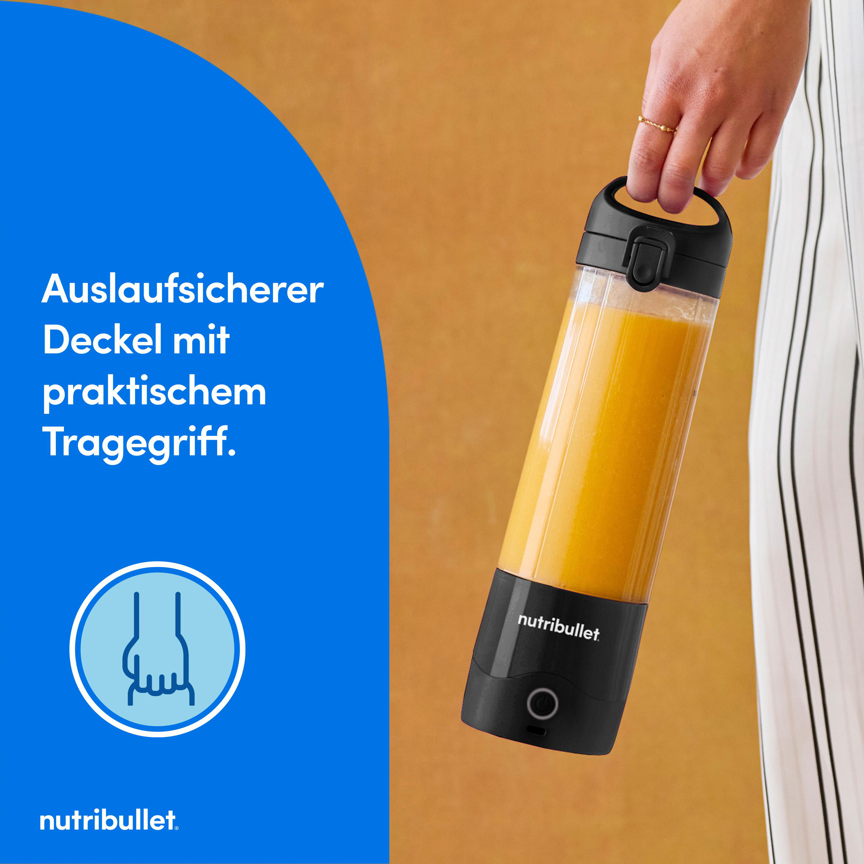 Eine Frau hält ein gelbes Getränk in einer durchsichtigen Nutribullet-Flasche.