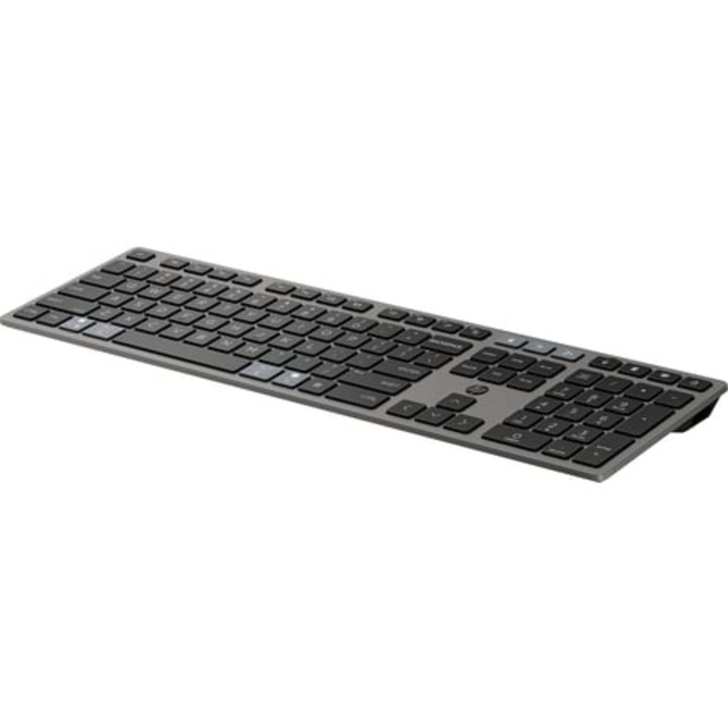 Een grijs computertoetsenbord met zwarte toetsen. Het is rechthoekig, iets omhoog gekanteld en ligt op een witte achtergrond.