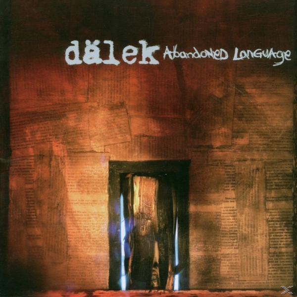 Album borító, 'dälek Abandoned Language' felirattal, texturált falon, ajtóval.