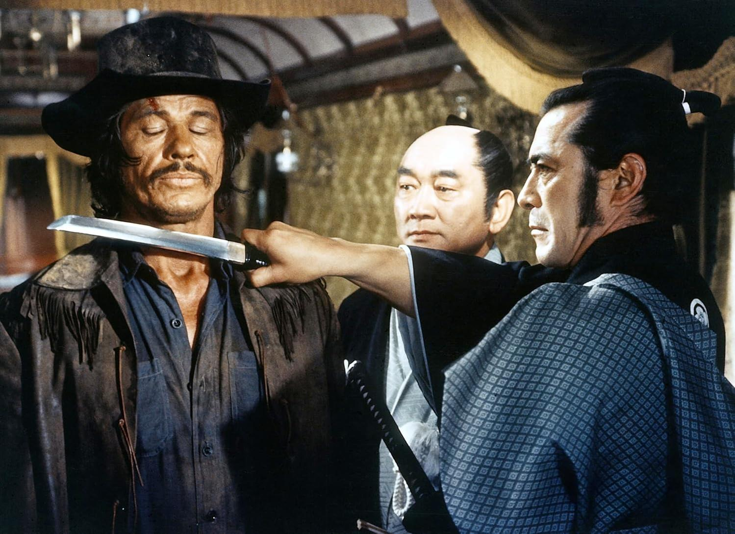Filmszene: Ein Mann wird von einem Samurai erstochen.