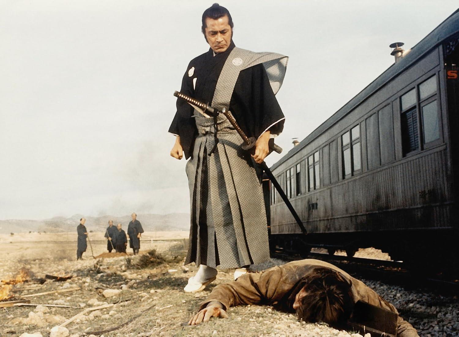 Samurai in traditioneller Kleidung, mit Schwert, steht über einem Toten in der Nähe eines Zuges.