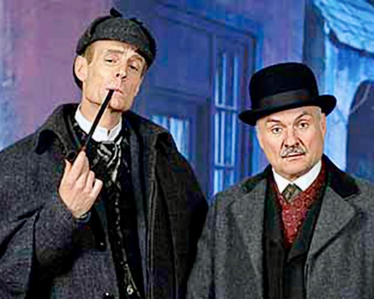 Zwei Männer als Sherlock Holmes und Watson verkleidet.