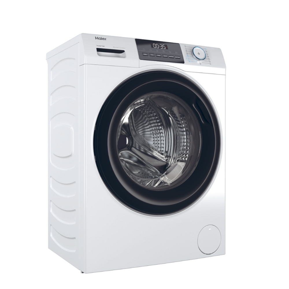 Beyaz bir yüzeyde elektrikli tıraş makinesi, havlular ve sabunla.
