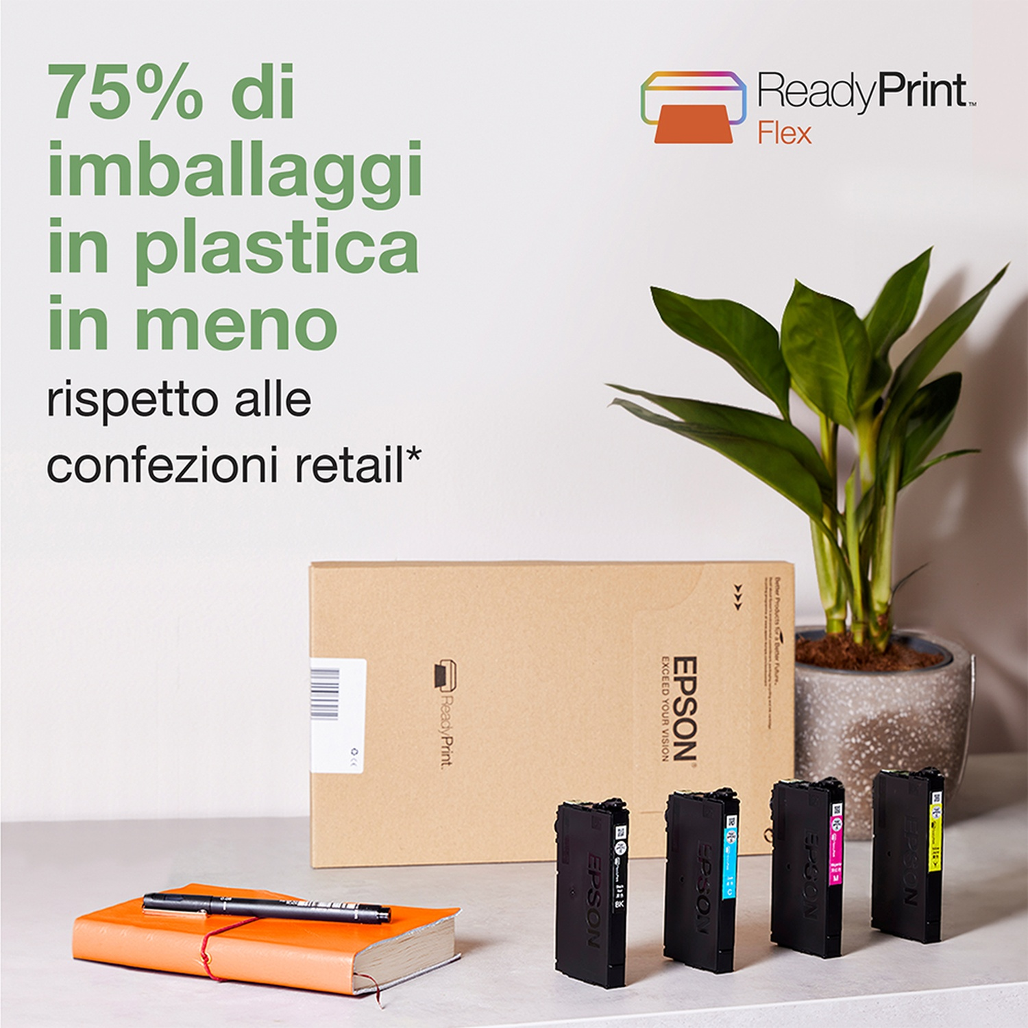 Una scrivania con una scatola di cartucce, cartucce d'inchiostro, un taccuino e una penna. Una pianta sullo sfondo.