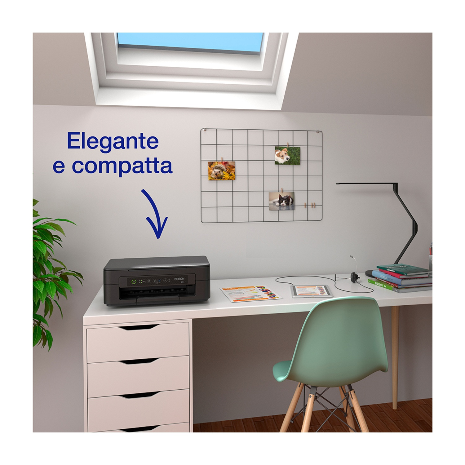 Una stampante su una scrivania. Il testo "Elegante e compatta" e una freccia la indicano.