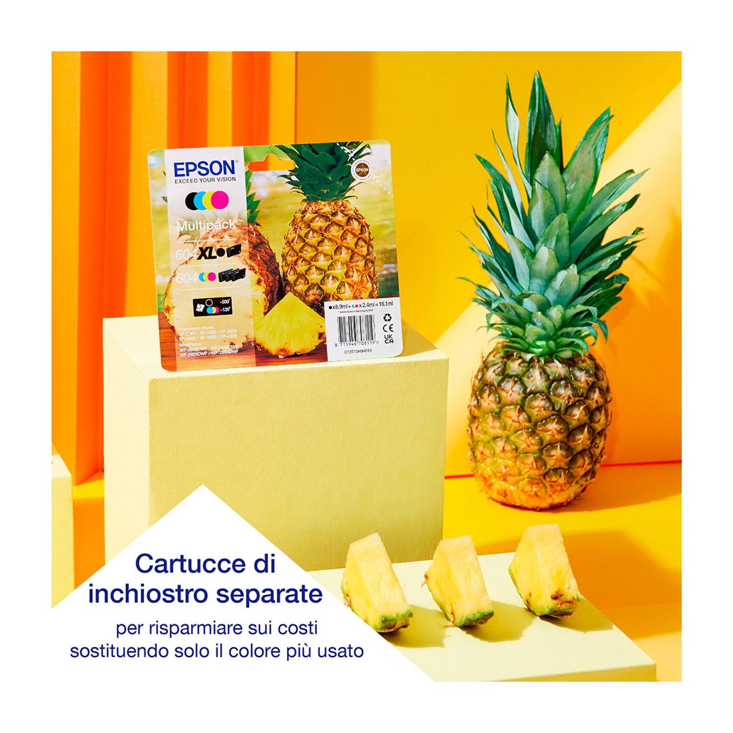 Ananas, cartucce d'inchiostro e ananas tagliato su una superficie gialla.