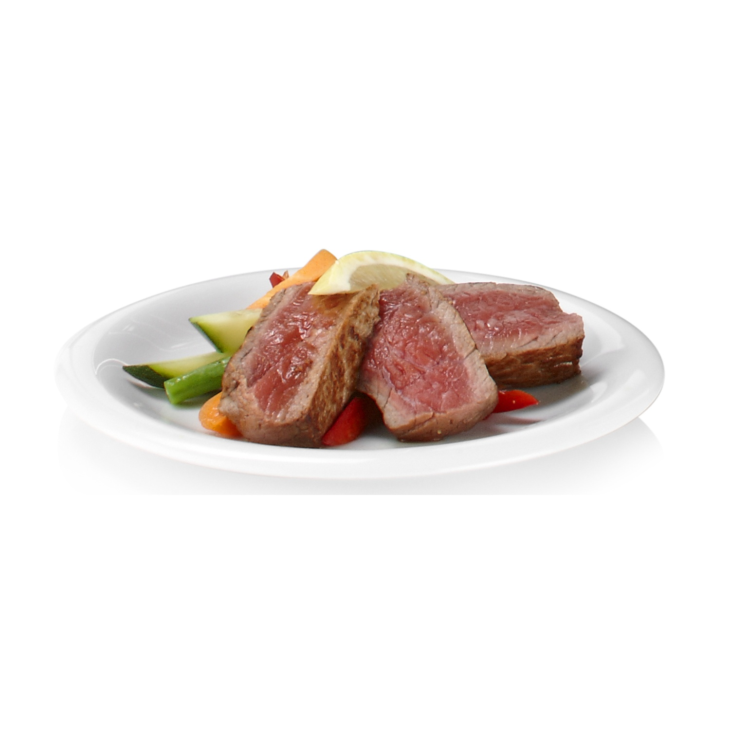 Bistecca cotta a fette con verdure su un piatto bianco, con sfondo bianco.