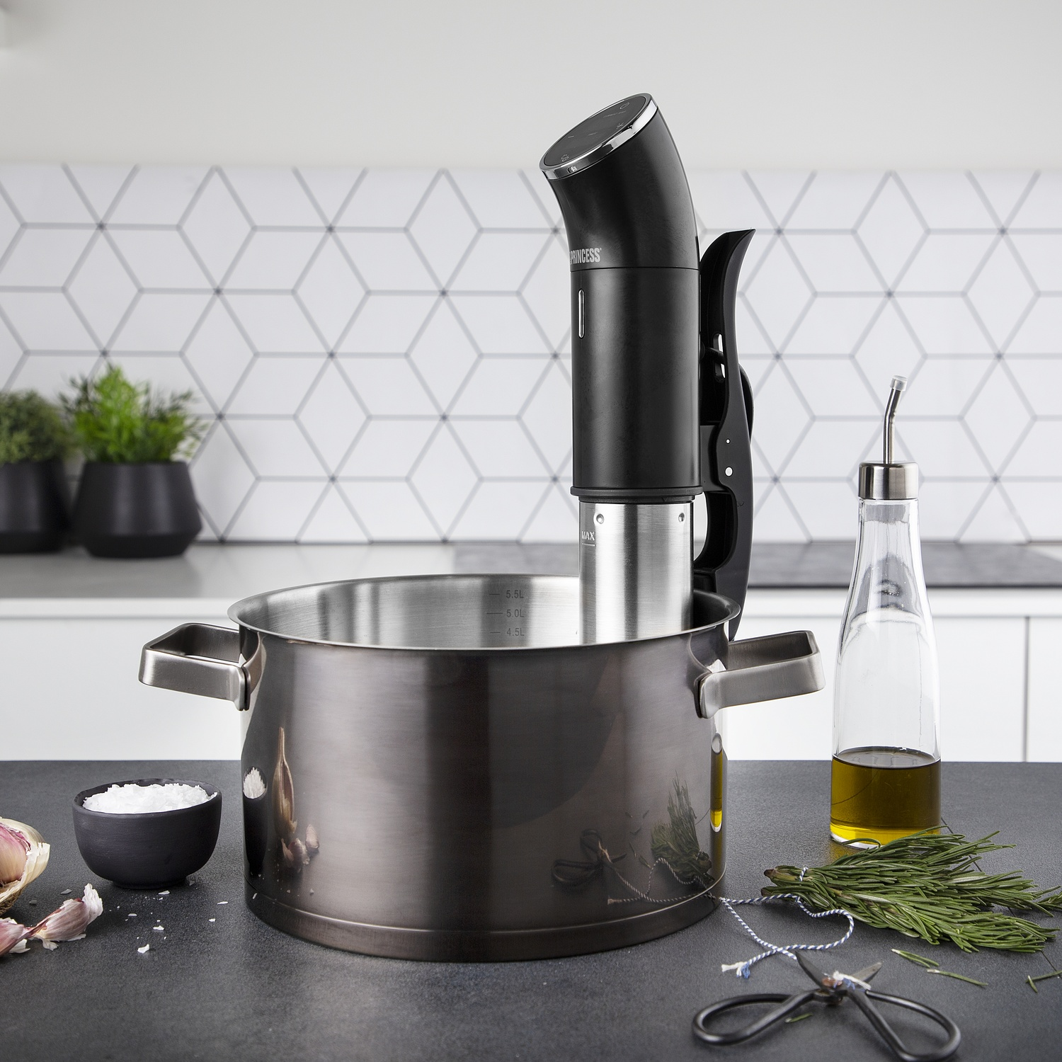 Cottura di precisione sous vide in una pentola con ingredienti e utensili da cucina.