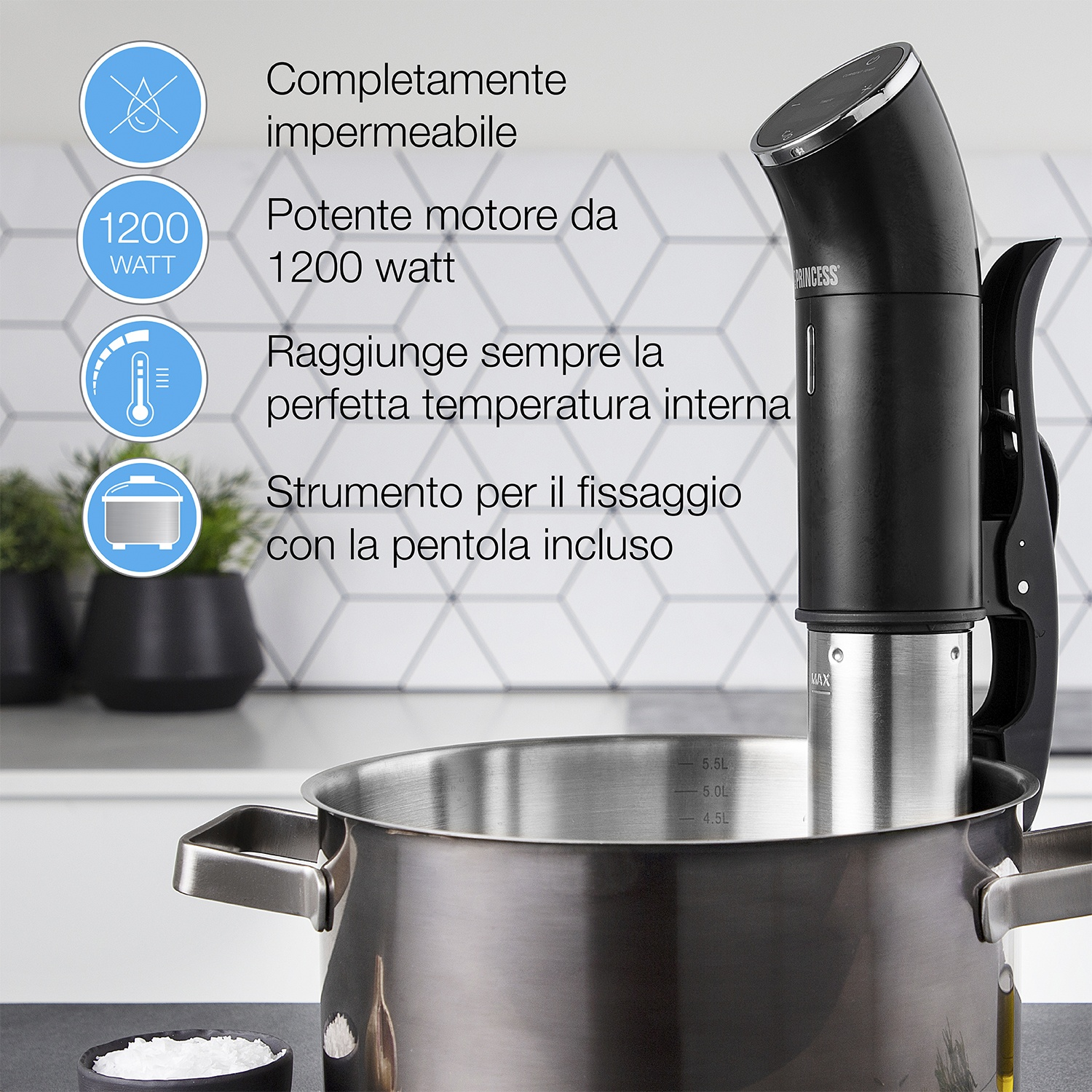 Una scena di cucina con un circolatore a immersione sous vide in una pentola.