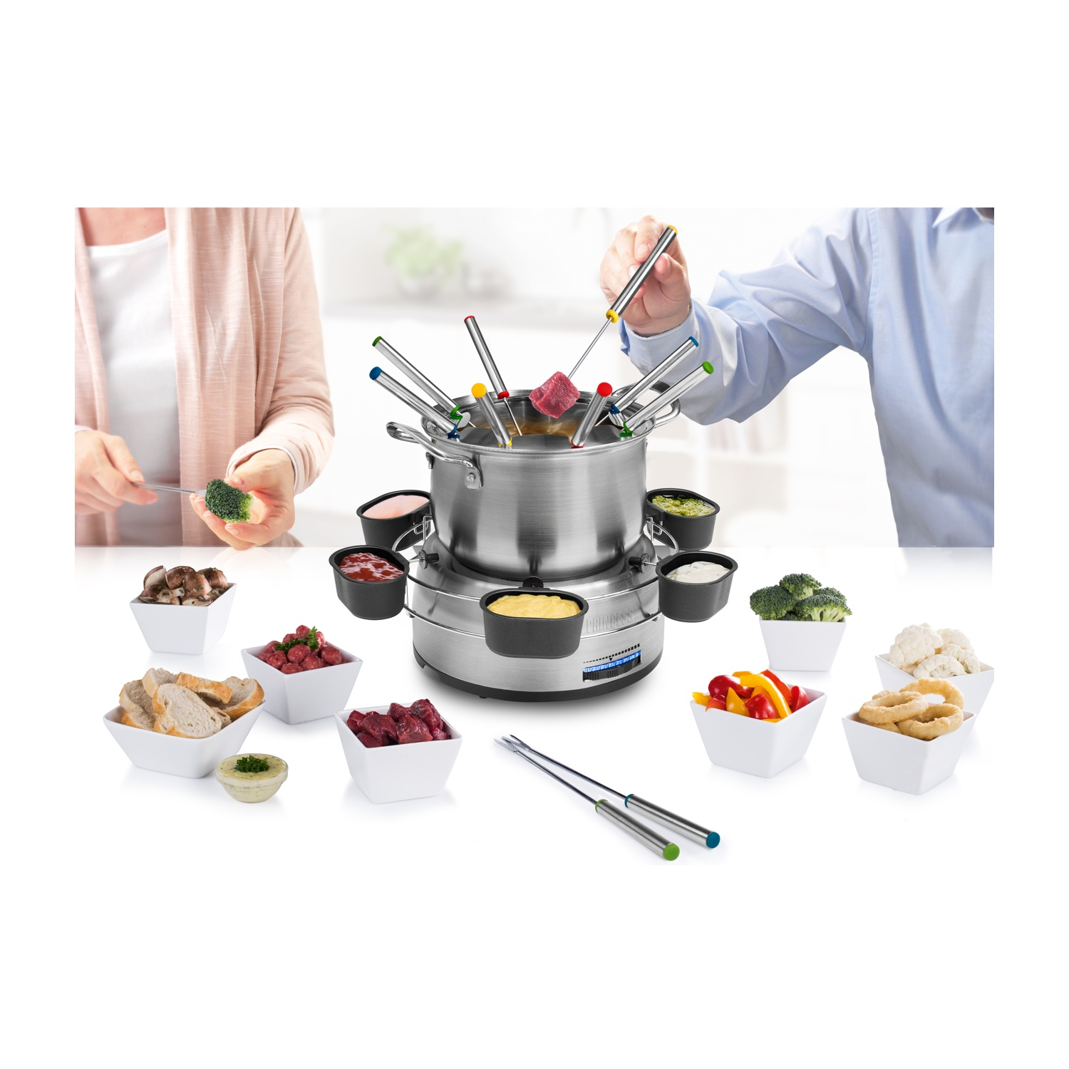 Set per fonduta con cibo e persone intorno.