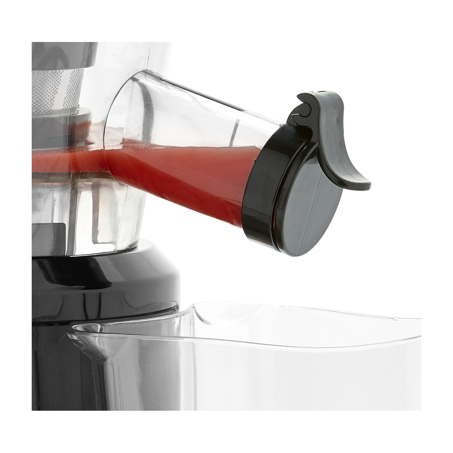 Un estrattore di succo con succo rosso che scorre in un contenitore, con un beccuccio nero.