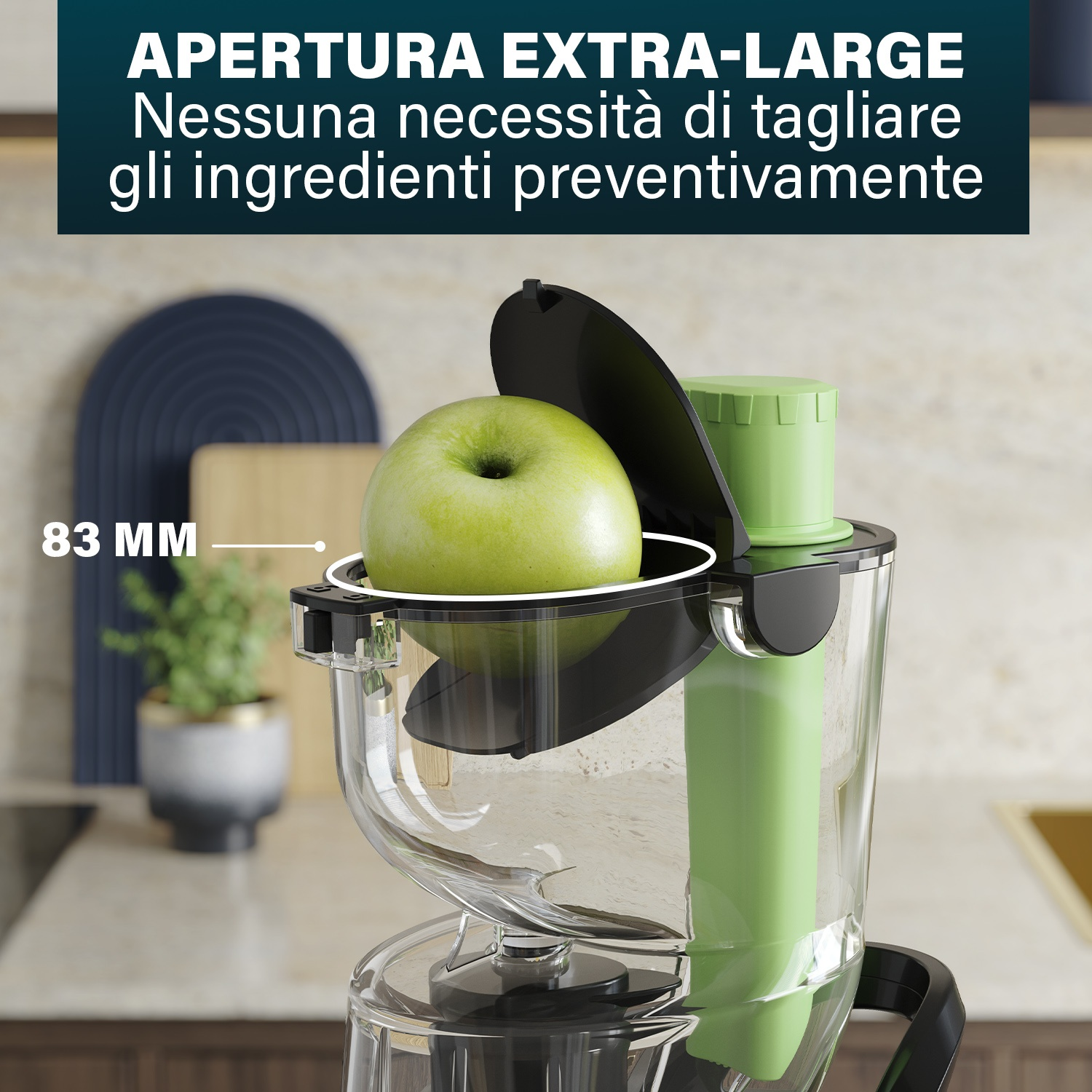 Primo piano di un estrattore di succo con una mela verde, con il testo: APERTURA EXTRA-LARGE.