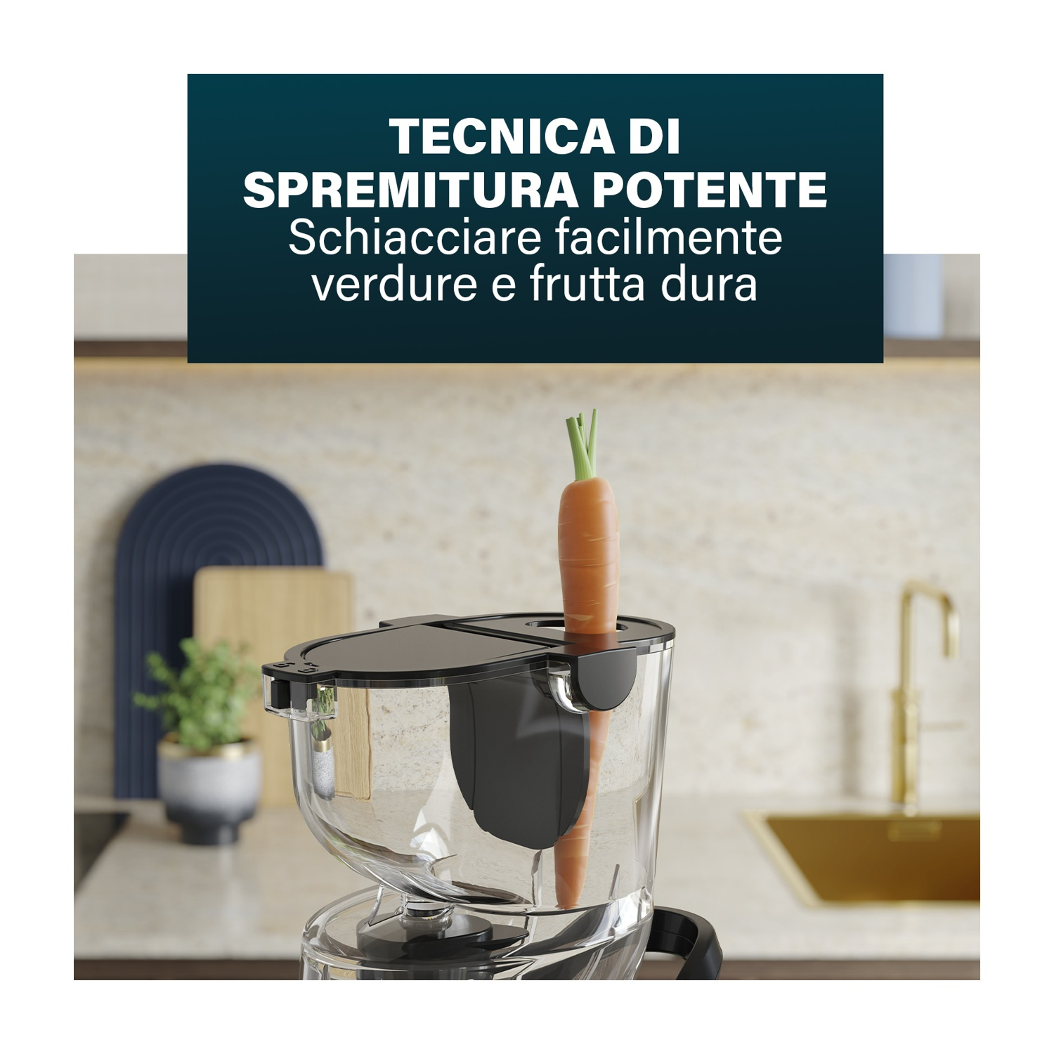 Uno spremiagrumi con una carota che viene inserita, con testo italiano, su un piano cucina.