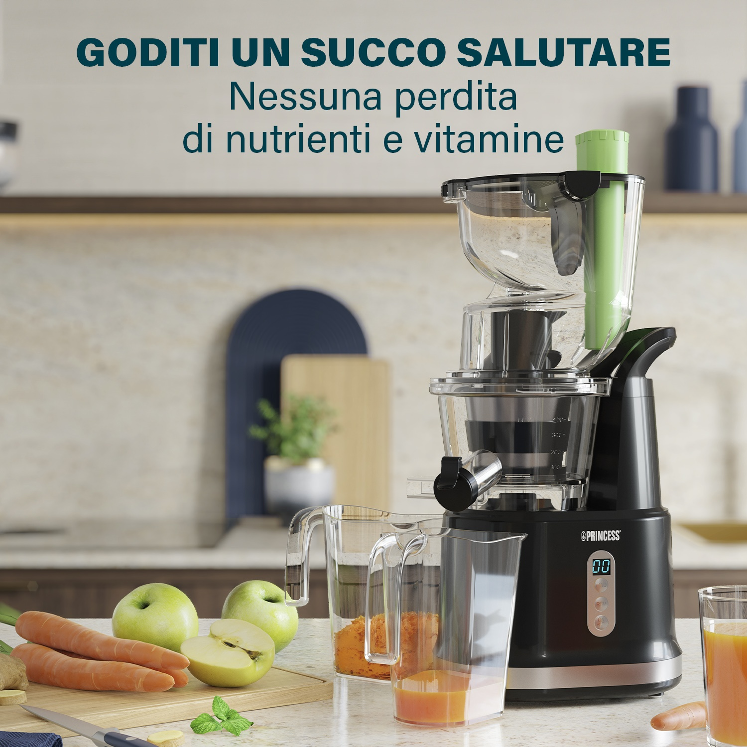 Estrattore di succo con base nera e parte superiore verde. Carote e mele su un tagliere.