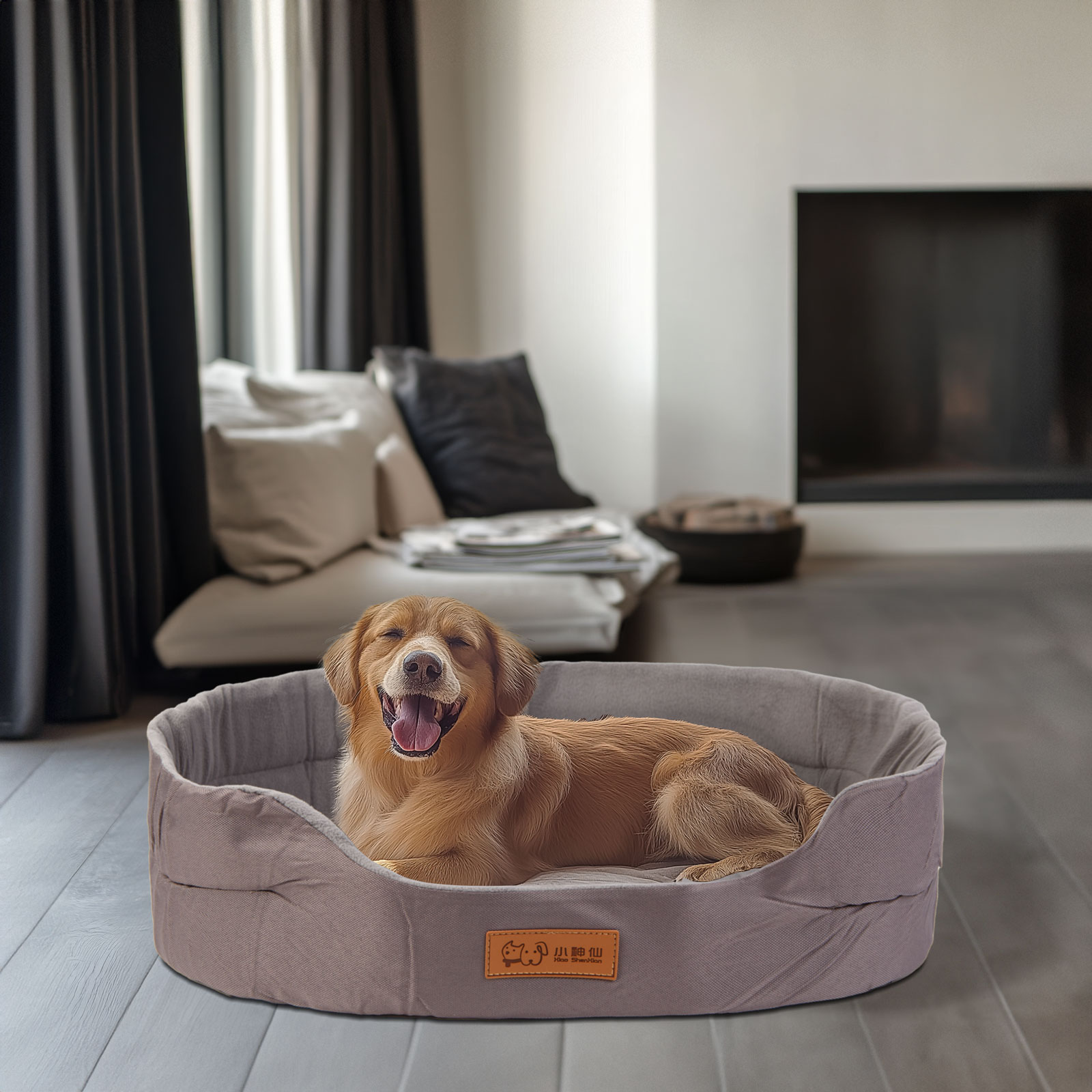 Egy golden retriever kutya mosolyog egy szürke kutyakennelben egy nappaliban.