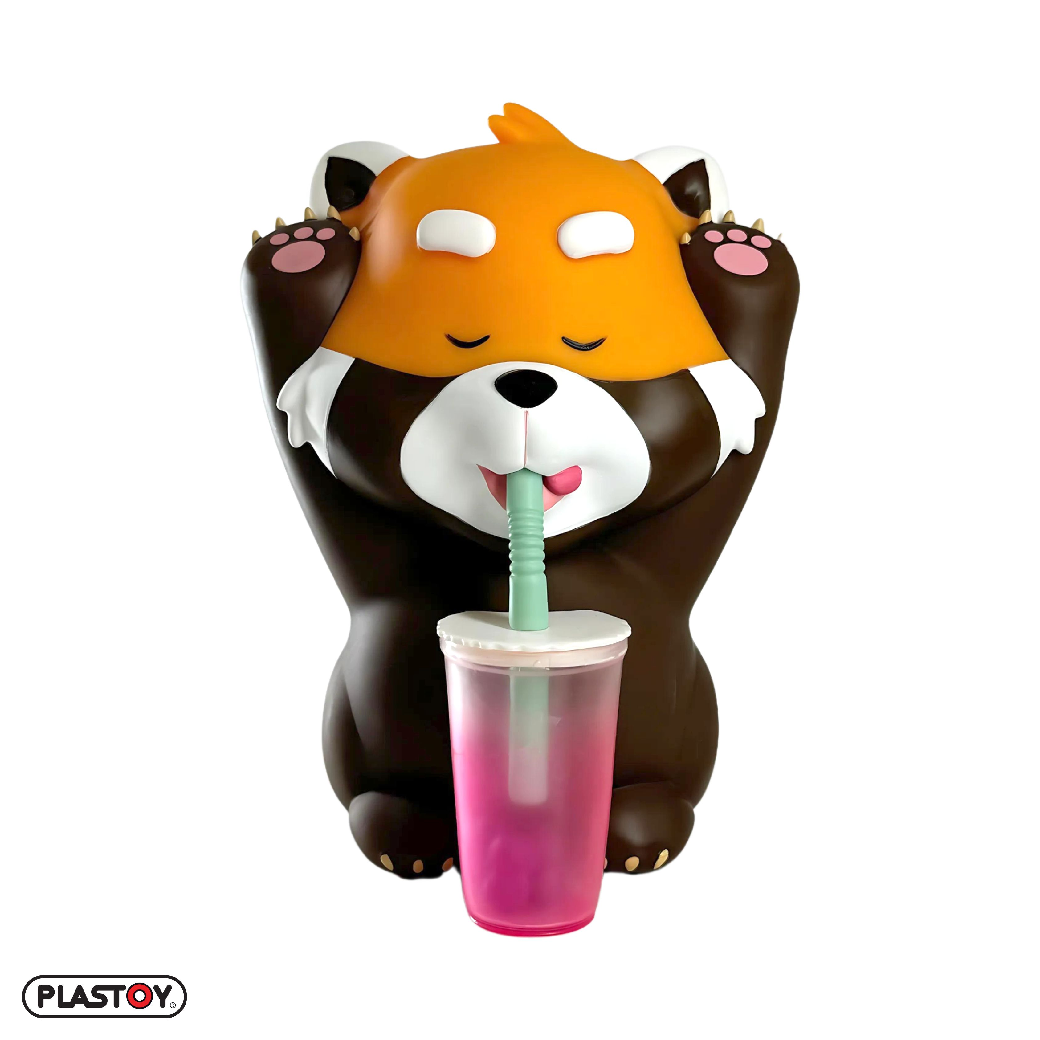 Ein Panda trinkt aus einem rosa Becher mit Strohhalm. Der Panda hält seinen Kopf.