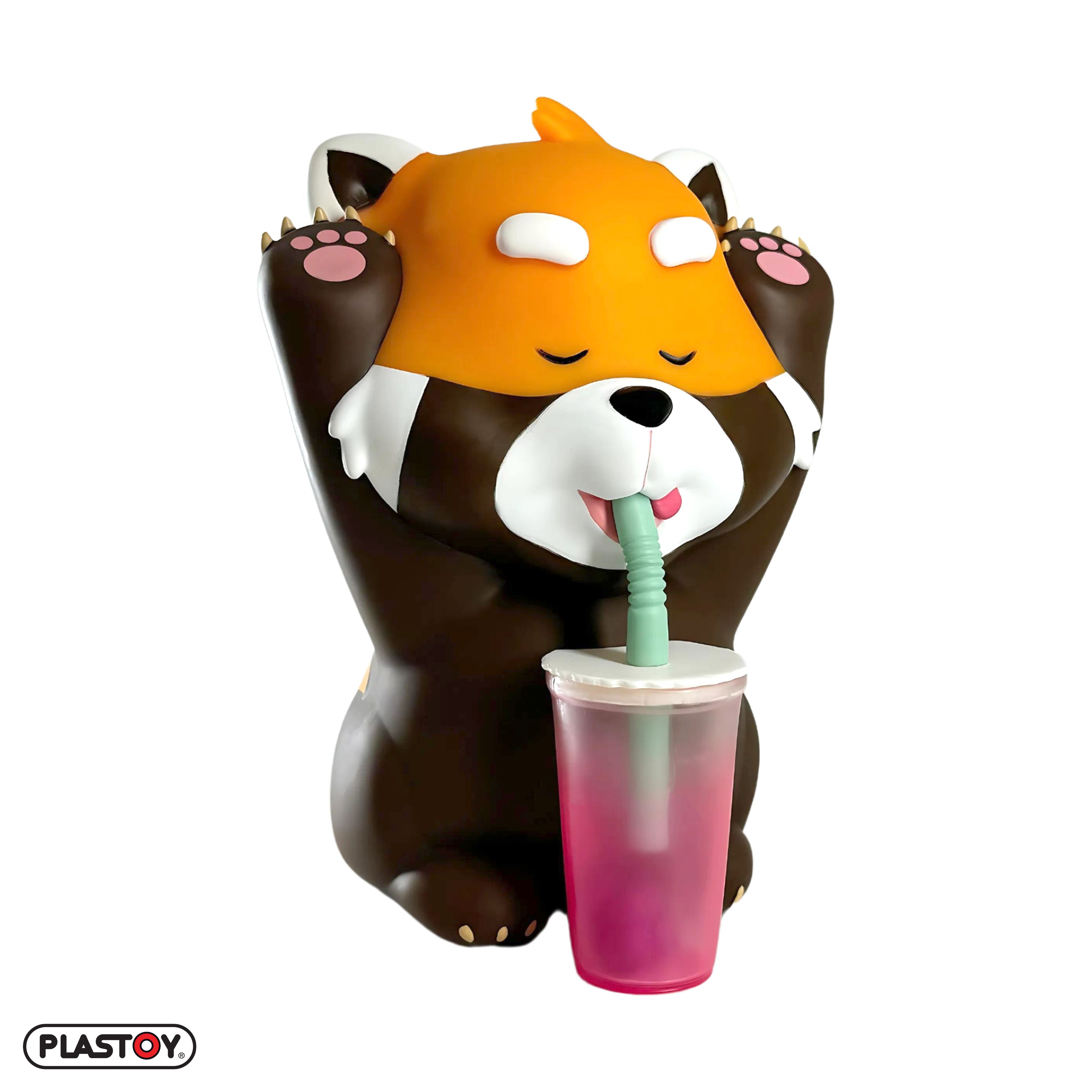 Ein Cartoon-Roter Panda trinkt aus einem rosafarbenen Becher mit Strohhalm.