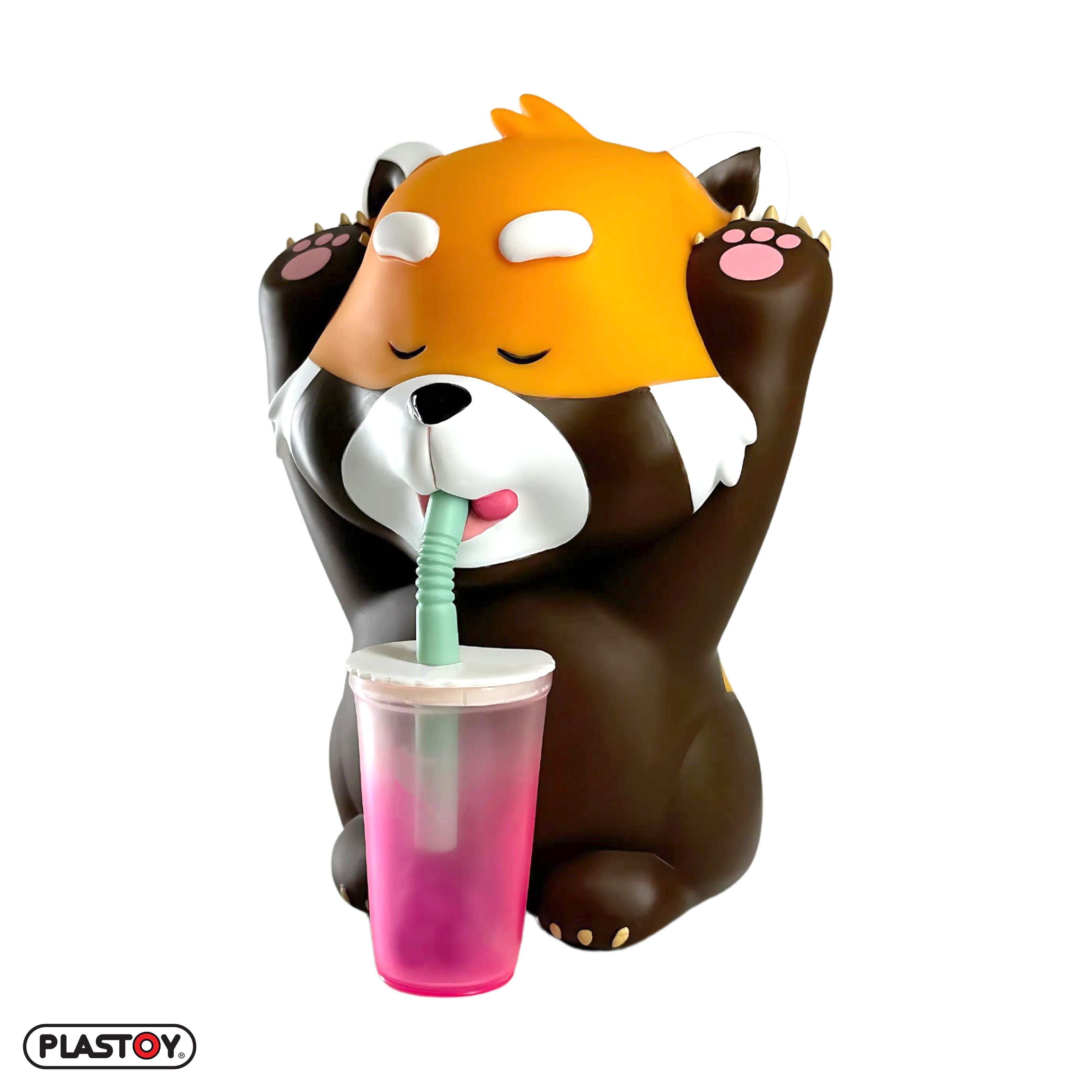 Rotpanda-Figur trinkt aus rosa Becher mit grünem Strohhalm, weißer Hintergrund.