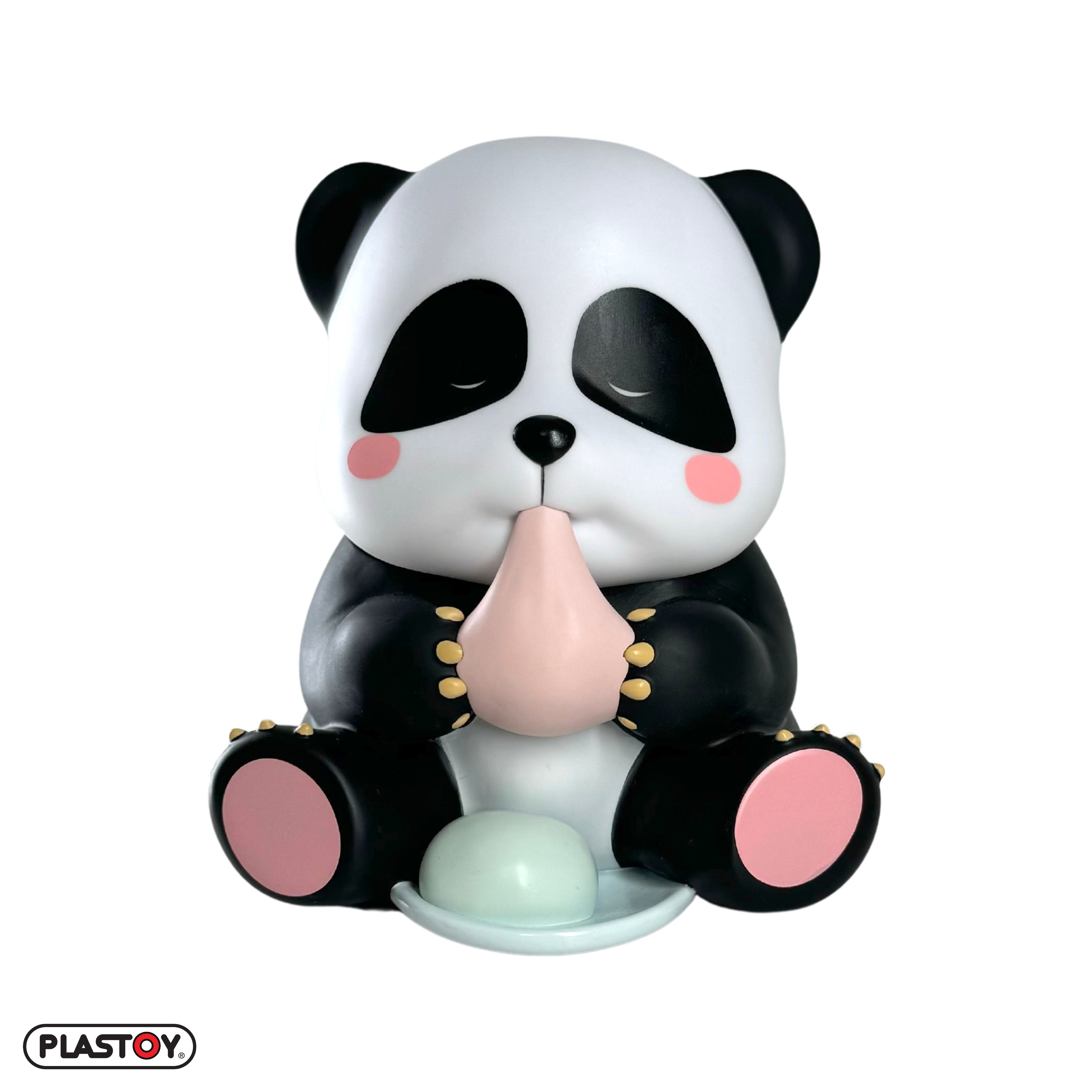 Panda-Figur, schwarz und weiß, sitzend, hält ein rosa Objekt, mit blauem Teller und grünem Gegenstand.