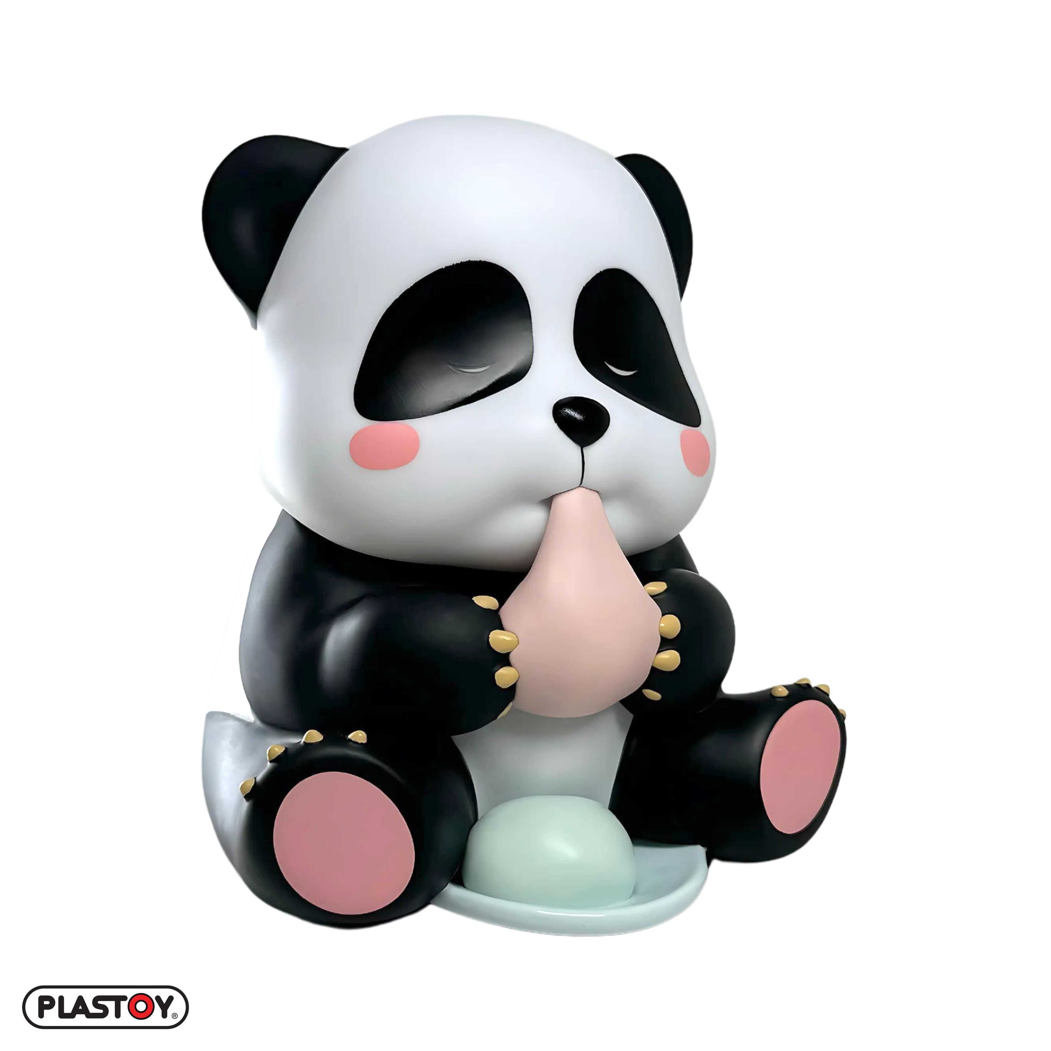 Eine Panda-Bären-Figur, die sitzt, einen rosa Gegenstand hält und einen grünen Sockel hat.