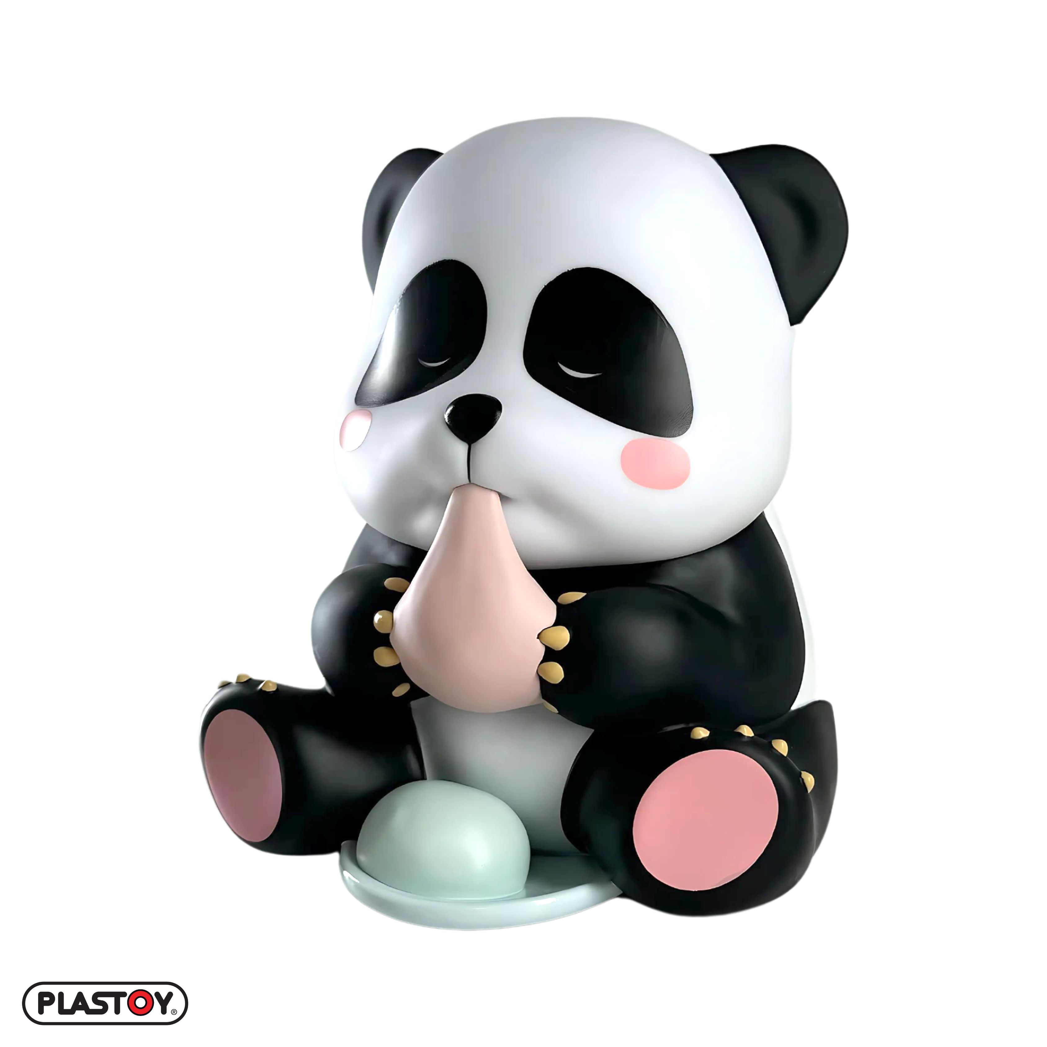 Eine Pandabär-Figur, die ein rosa Objekt und eine kleine grüne Schale hält.