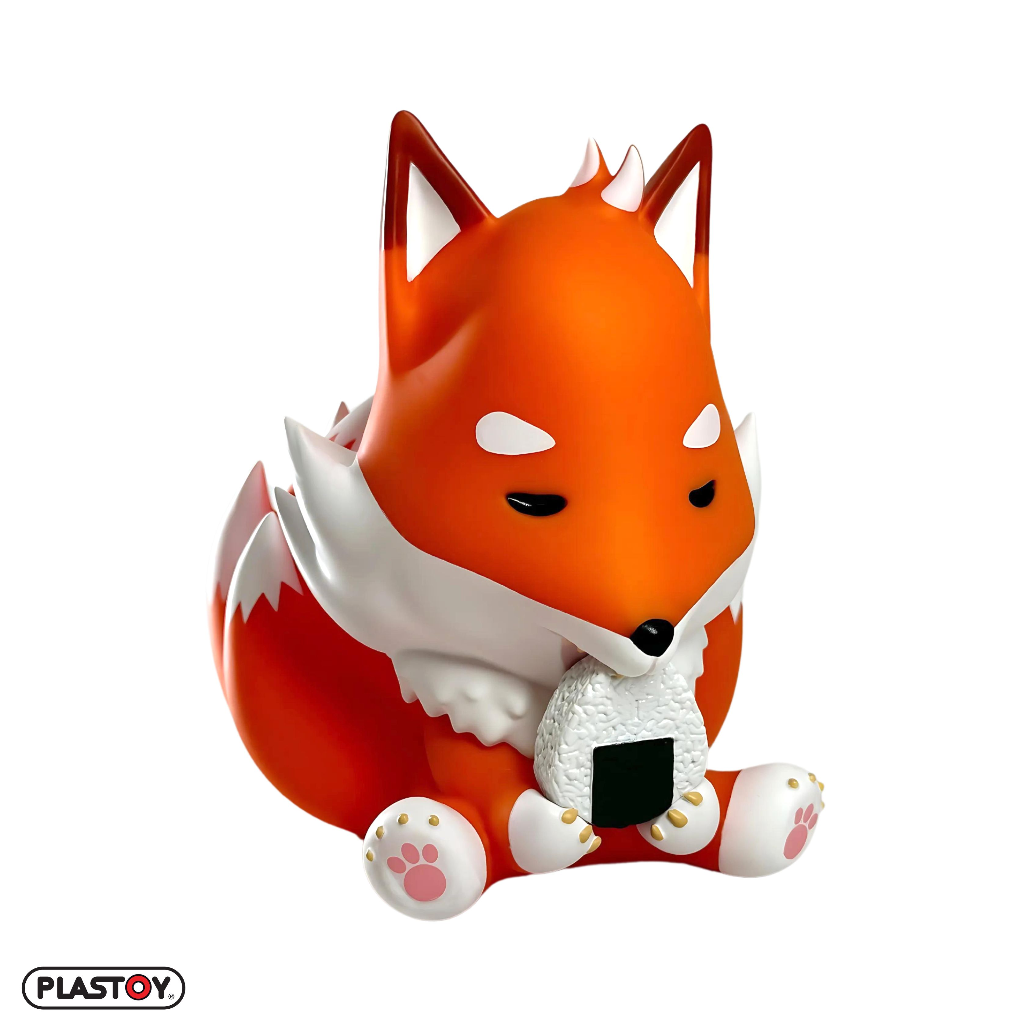 Eine orangefarbene Fuchsfigur hält einen Reisball.