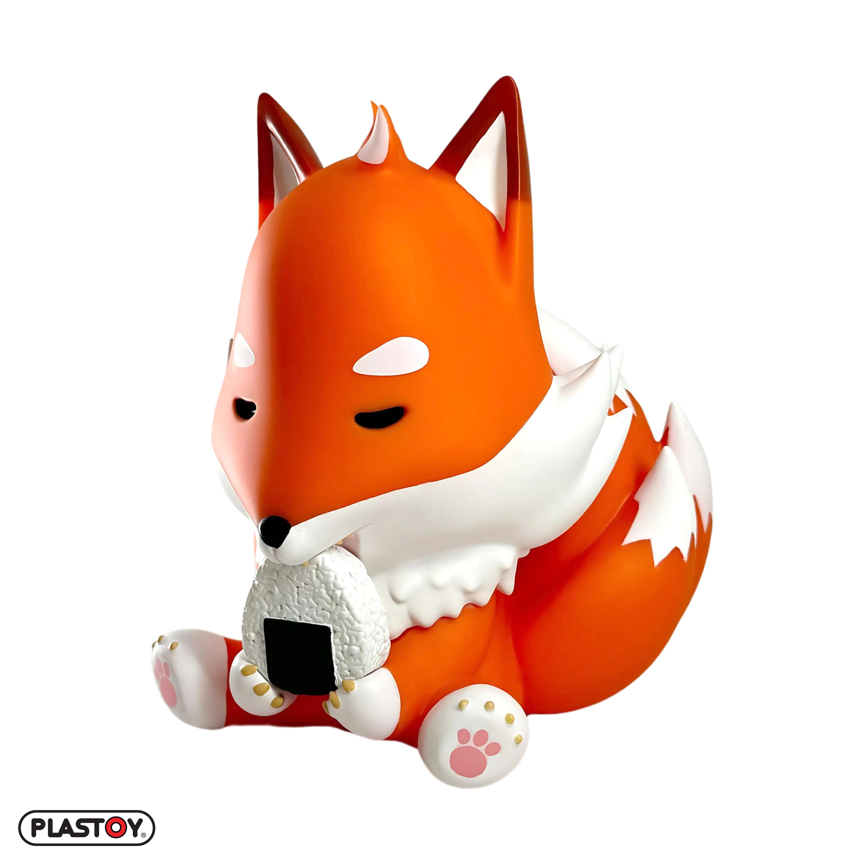 Fuchsfigur hält Reisball. Orange-weißer Fuchs auf weißem Hintergrund.