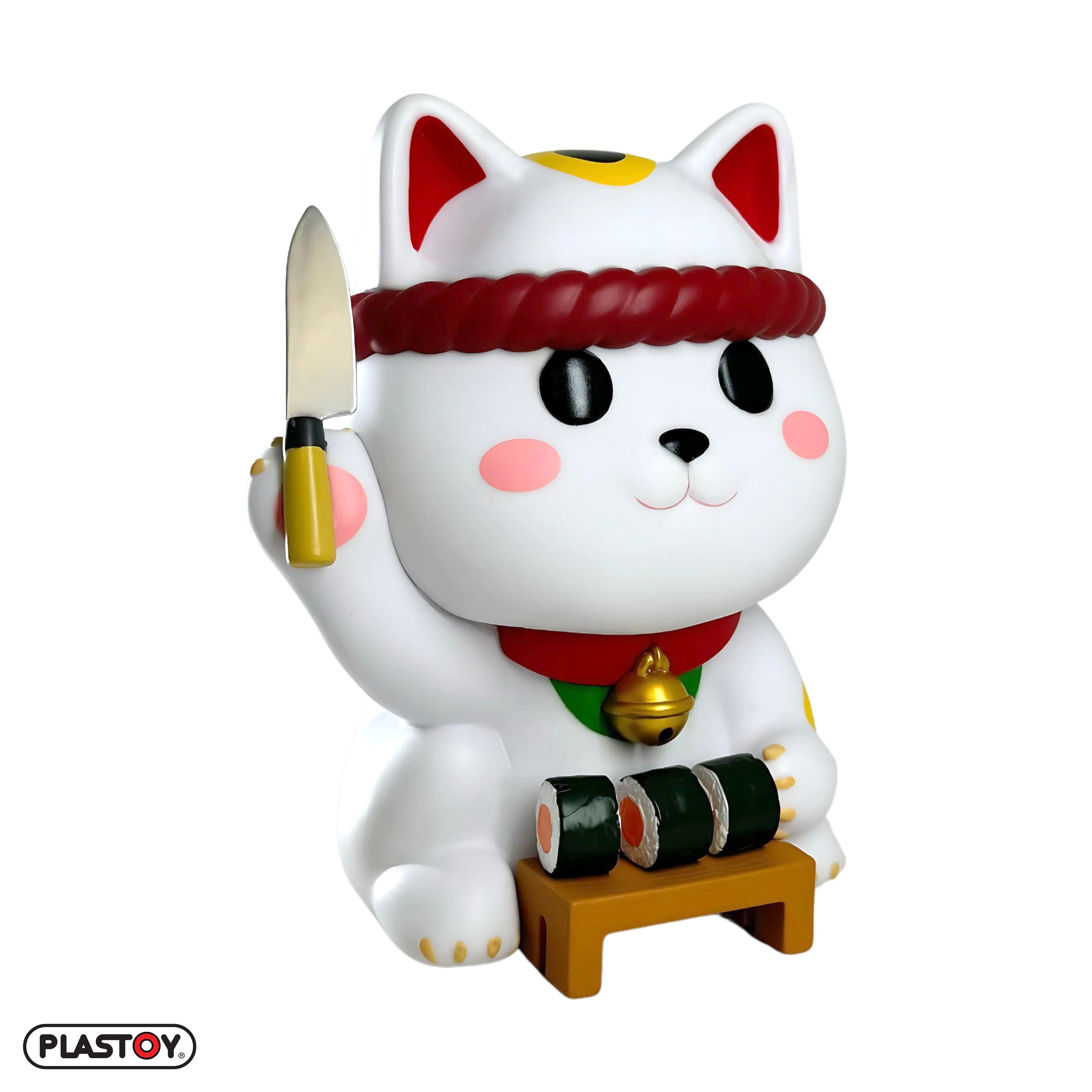Eine wei ße Katzenfigur in einem Sushi-Koch-Outfit, die ein Messer und Sushi-Rollen hält.
