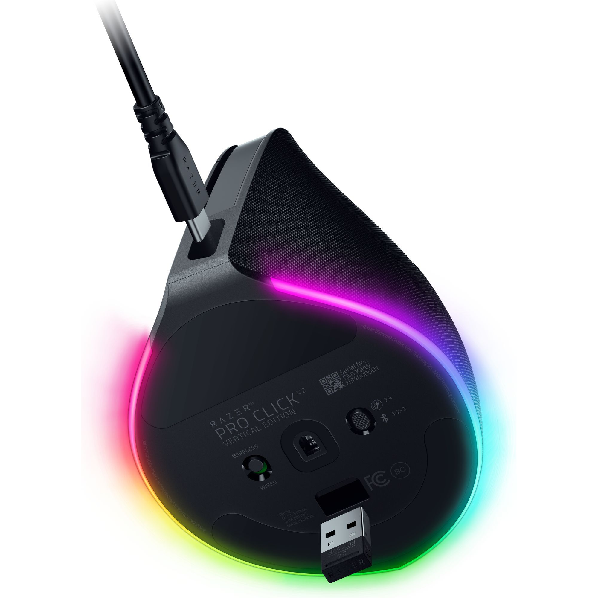 Schwarze ergonomische Maus mit Kabel und Funkadapter. RGB-Beleuchtung. Weißer Hintergrund.