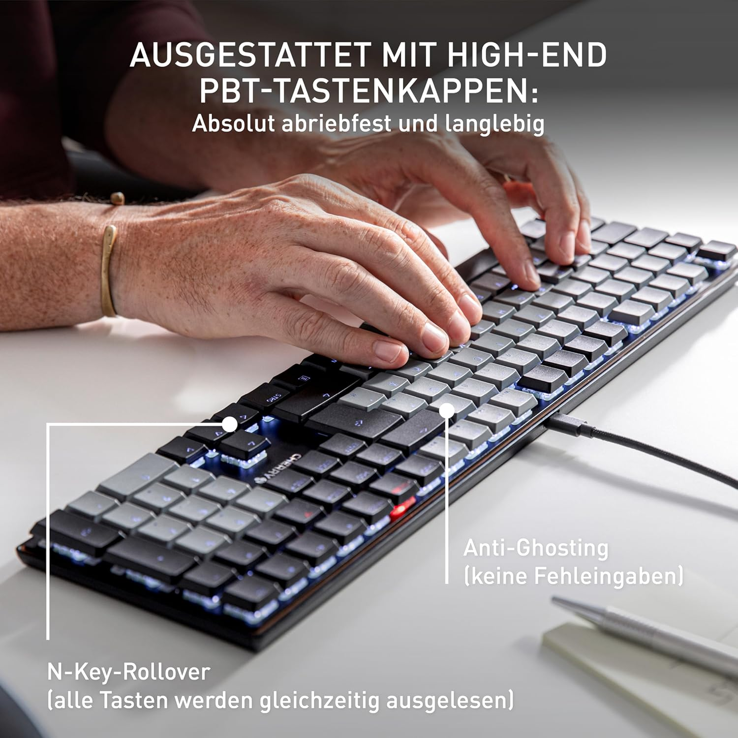 Person, die eine schwarze Tastatur mit Text über Funktionen verwendet.