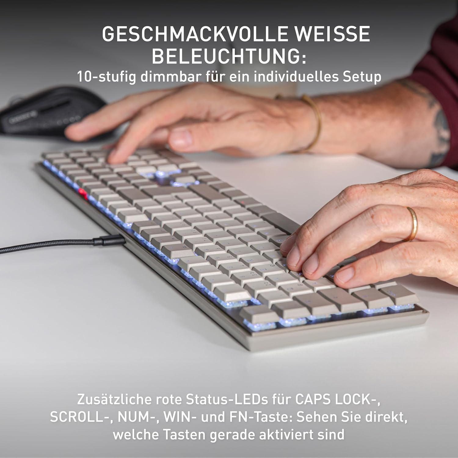 Hände tippen auf einer weißen mechanischen Tastatur mit blauen Lichtern.