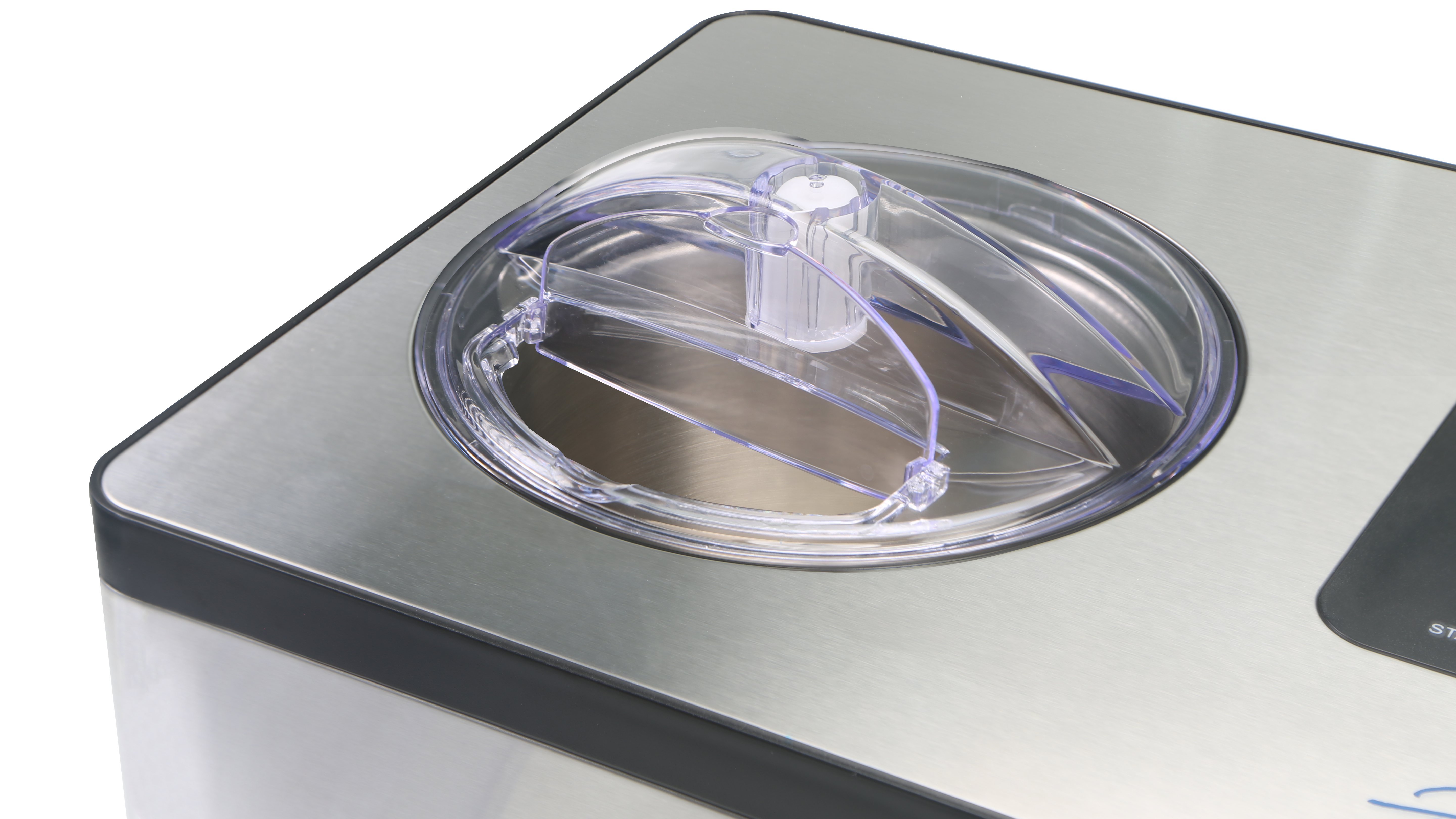 Nahaufnahme einer Eismaschine aus Edelstahl mit transparentem Deckel.