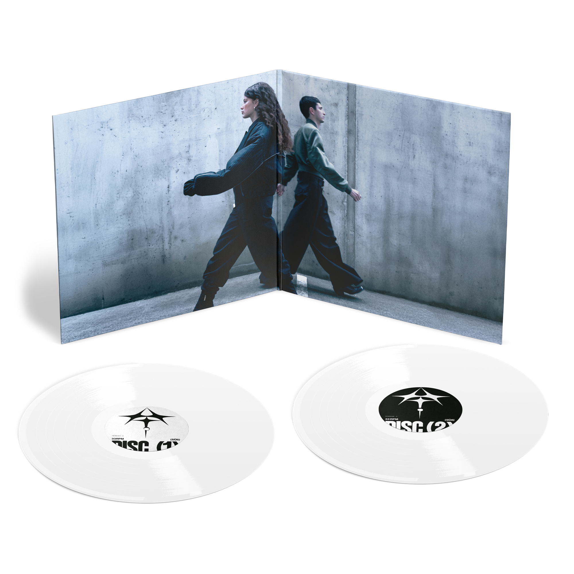 Albumcover mit zwei Personen, die sich gegenüberstehen. Zwei weiße Vinylplatten darunter mit Etiketten.