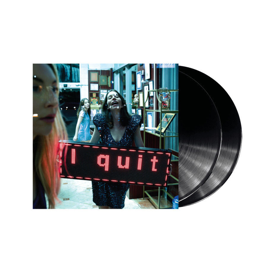 Zwei Schallplatten mit einer Frau, die ein Schild mit der Aufschrift 'I quit!' hält.