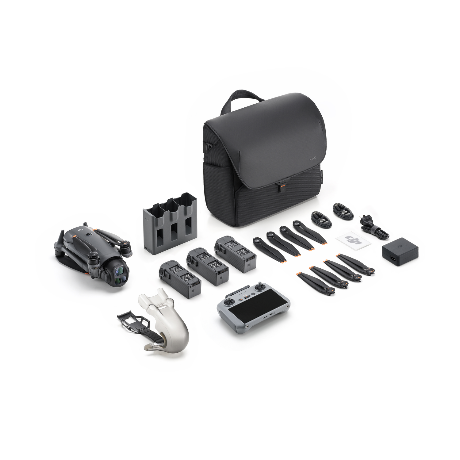 Dronekit uitgespreid op een wit oppervlak: drone, tas, batterijen, oplader, controller, rekwisieten.