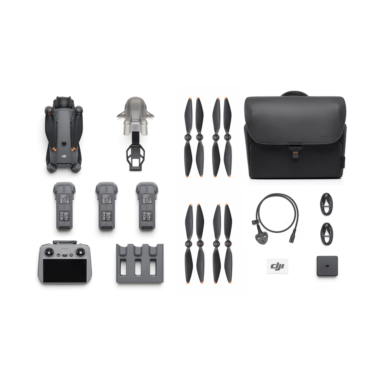 Drone-onderdelen uitgestald: drone, batterijen, controller, propellers, tas, kabel en oplader.