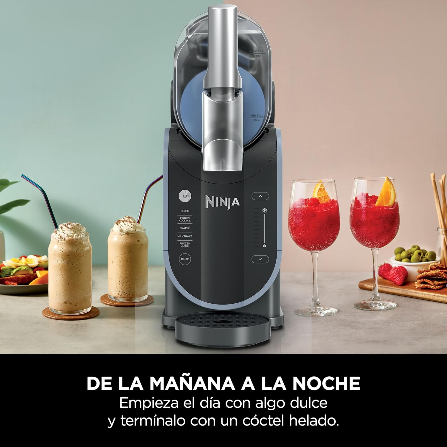 Dos bebidas mezcladas y dos cócteles sobre una mesa. El fondo tiene un degradado de colores.