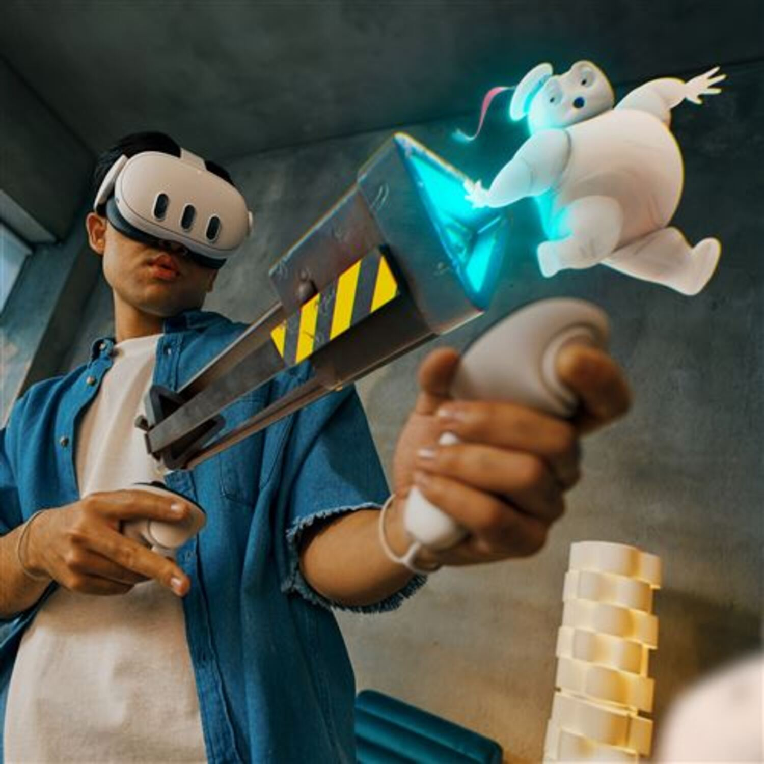 Man met VR-headset die met een pistool op een stripfiguur schiet.