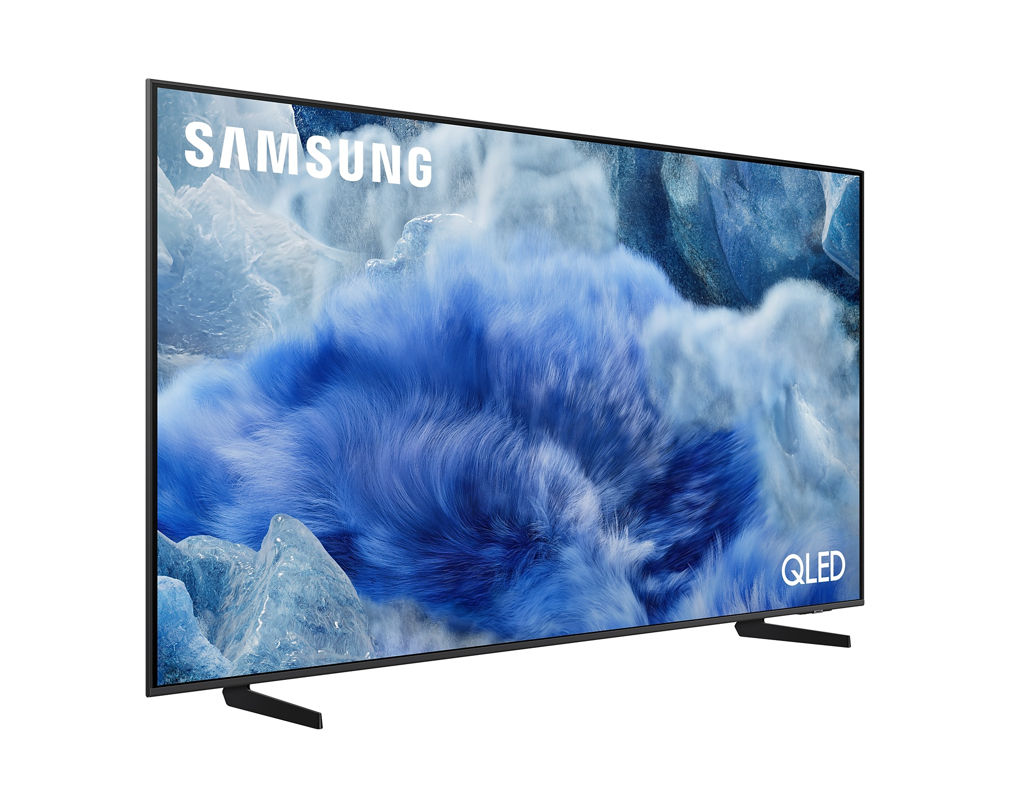 Egy Samsung QLED TV felhős kék-fehér képet jelenít meg egy fekete állványon.
