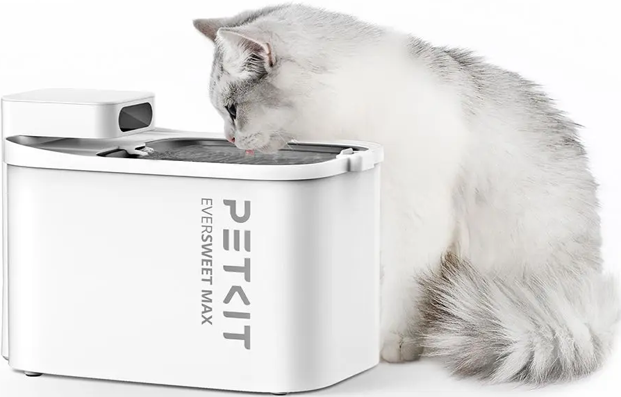 Un gatto bianco che beve acqua da una fontana bianca per animali domestici.