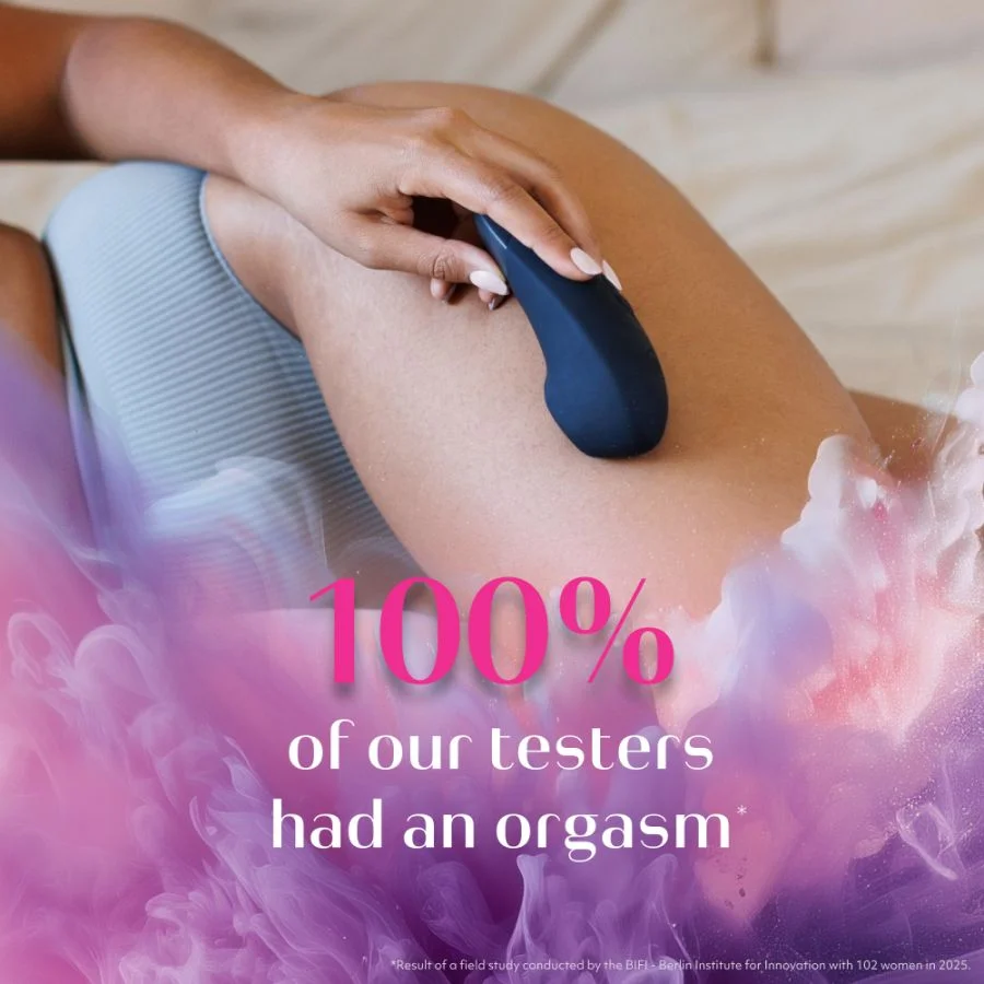 Donna tiene un sex toy blu. Il testo dice che il 100% dei tester ha avuto un orgasmo.