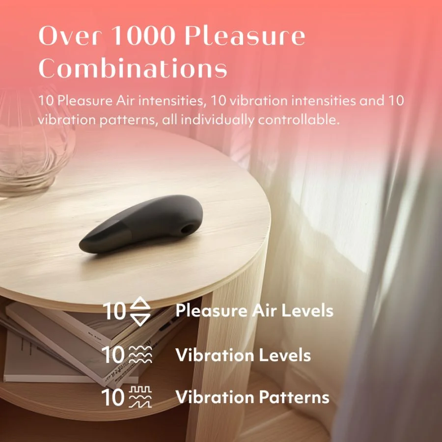 Un sex toy è appoggiato su un tavolo. Il testo dice Oltre 1000 combinazioni di piacere.