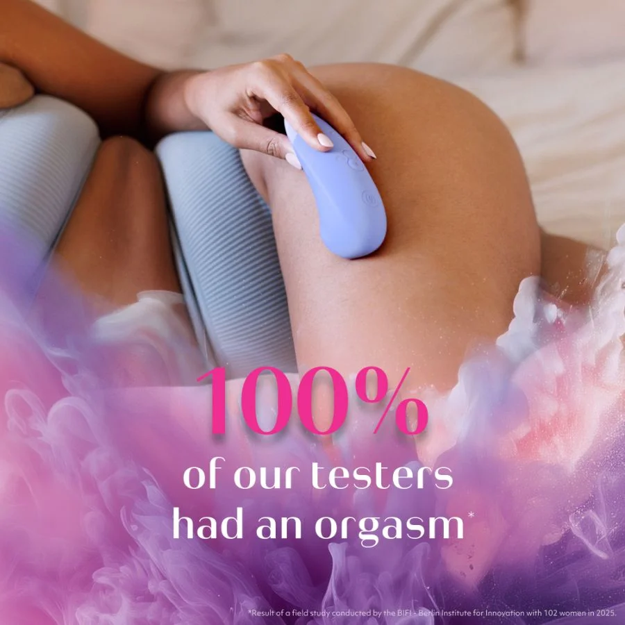 Oberschenkel einer Frau, die einen blauen Vibrator hält. Text: 100% unserer Tester hatten einen Orgasmus.