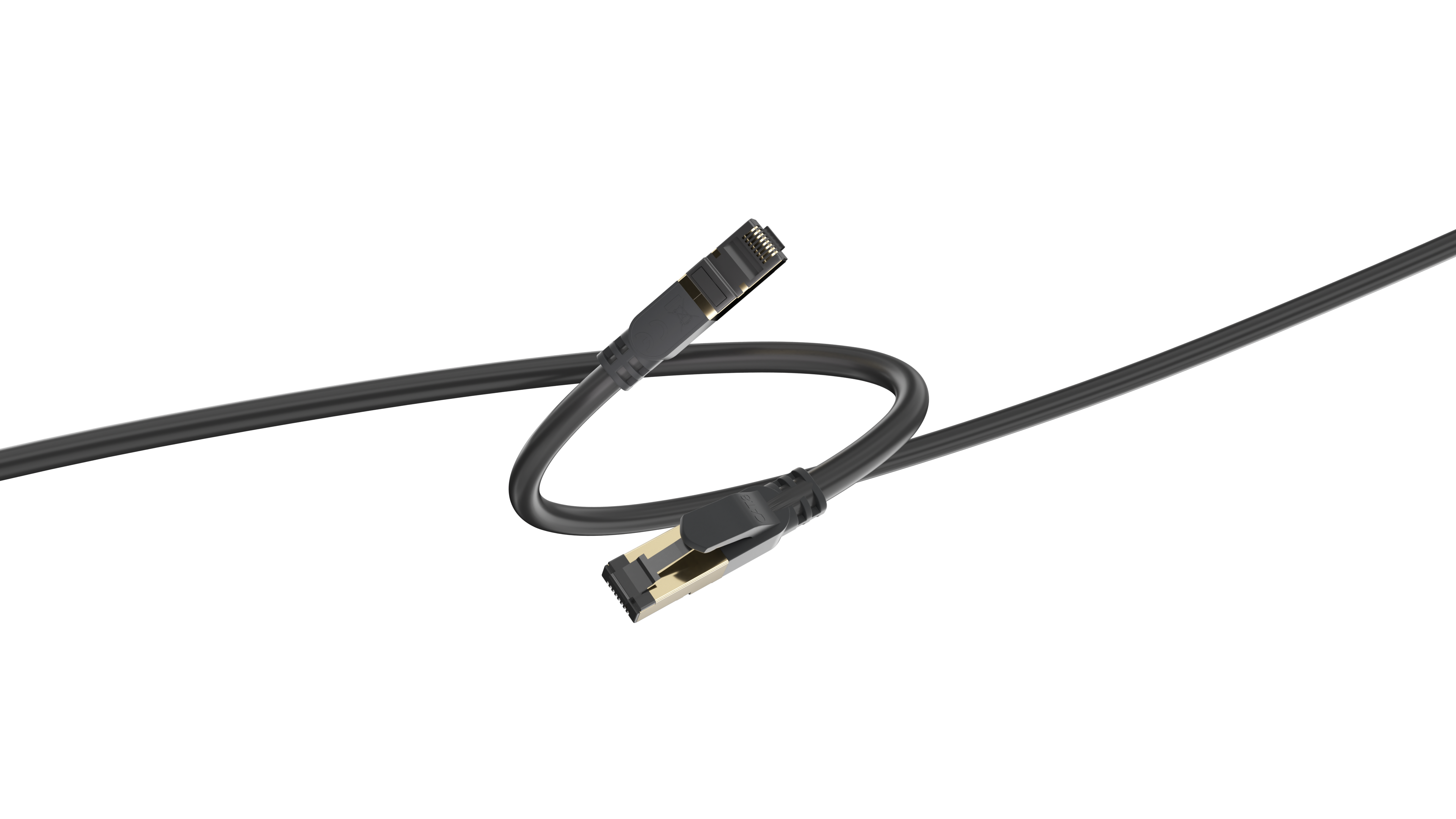 Ein schwarzes Ethernet-Kabel mit goldenen Steckern auf schwarzem Hintergrund.