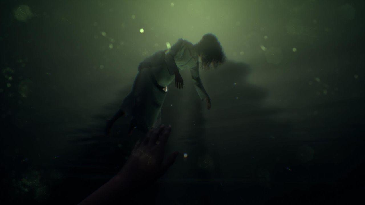 Eine Hand greift nach einer Frau, die in dunklem Wasser schwebt.