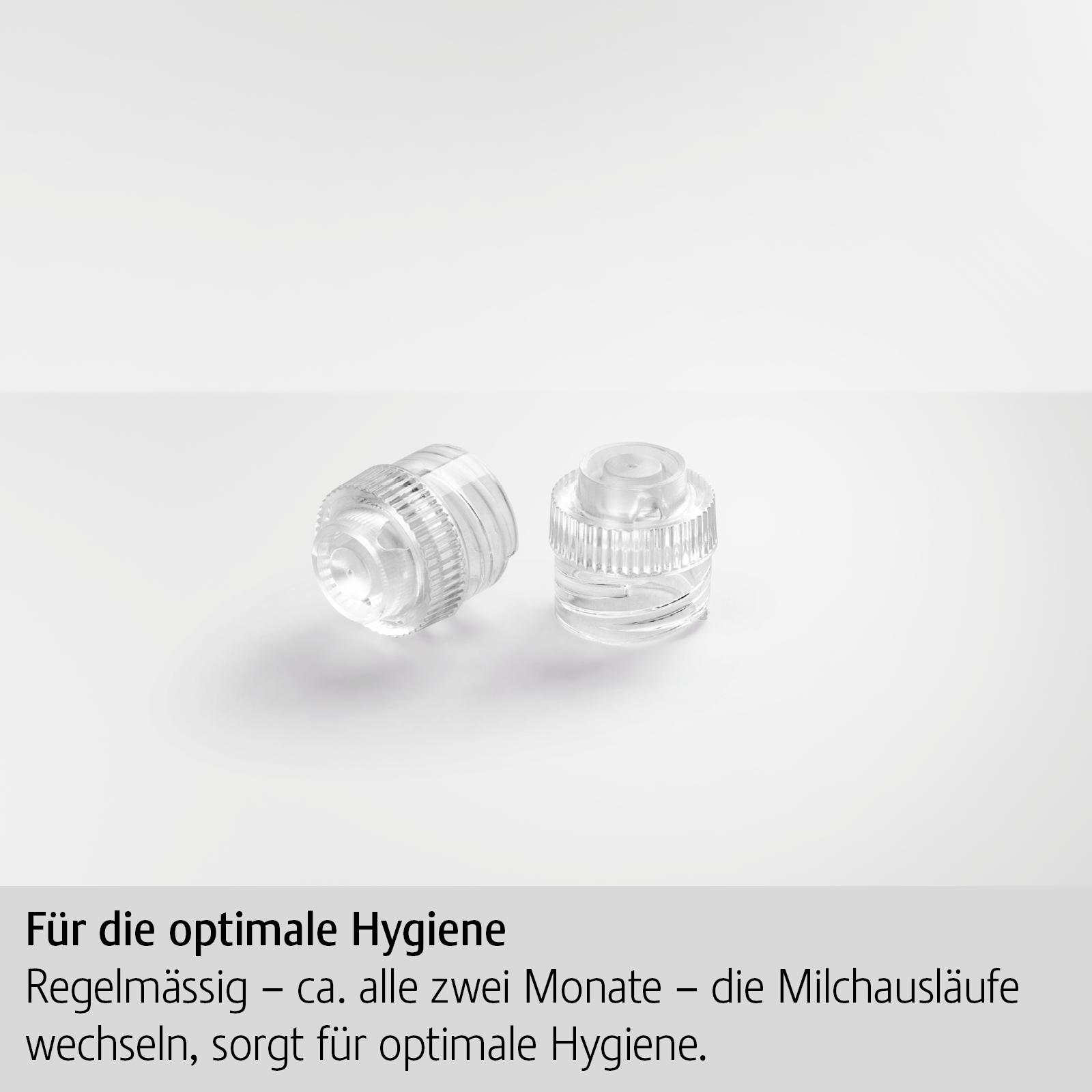Zwei transparente Kunststoffkappen vor weißem Hintergrund.