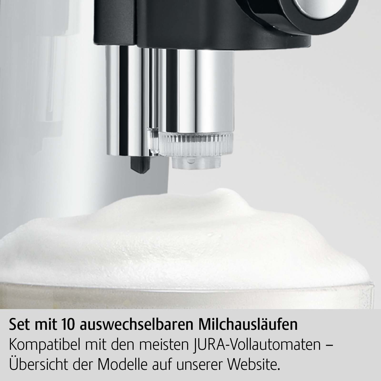 Nahaufnahme einer Kaffeemaschine, die geschäumte Milch in ein Glas ausgibt.