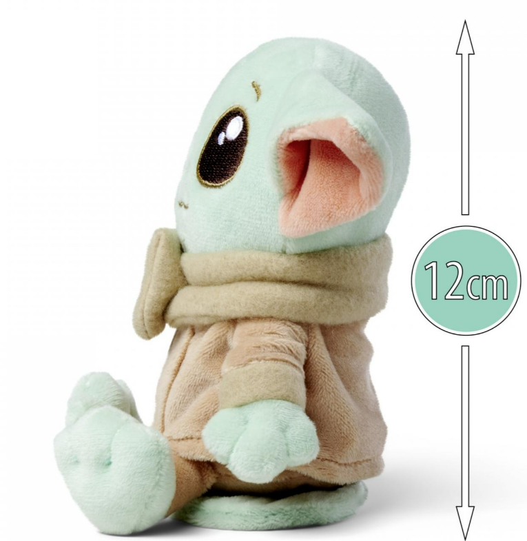 Ein Grogu-Plüschtier in beiger Kleidung, sitzend, mit 12 cm Höhe.